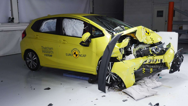 Zašto kupiti novi auto? Ovaj crash test pokazuje evoluciju od 20 godina (VIDEO)