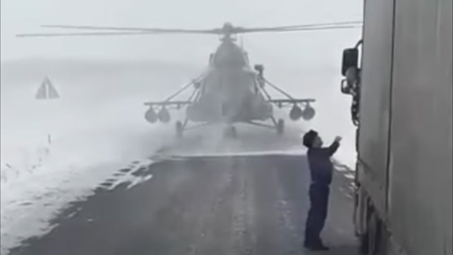 Pilot spustio helikopter na put, da bi pitao vozača kamiona za pravac (VIDEO)