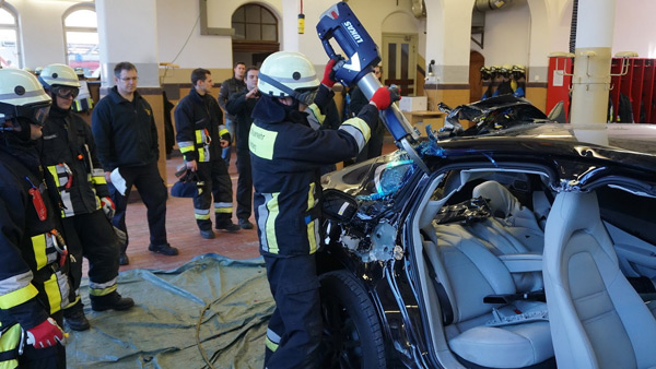 Pogledajte šta je ostalo od Porsche Panamere posle intervencije nemačkih vatrogasaca (FOTO)