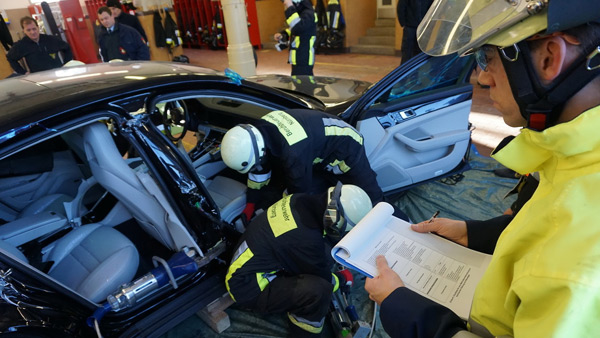 Pogledajte šta je ostalo od Porsche Panamere posle intervencije nemačkih vatrogasaca (FOTO)