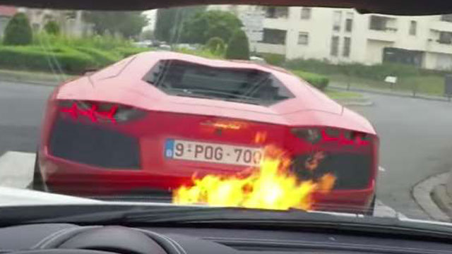 Pazi vatra! Kada Lambo dune i vatru sune (VIDEO)