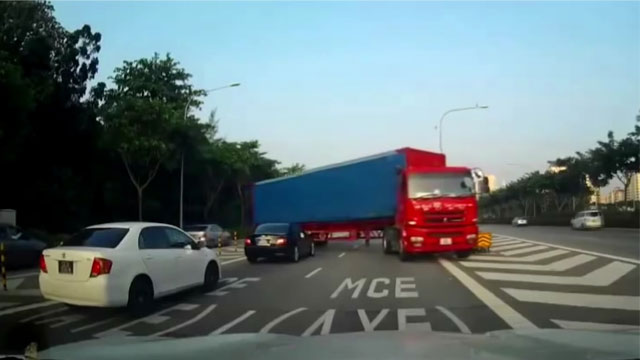 Kamiondžija ušao u kontra smeru na autoput, pogledajte zašto! (VIDEO)