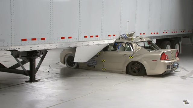Udarac u prikolicu kamiona - putnici nemaju puno šansi (VIDEO)