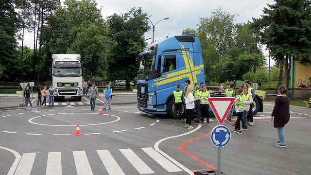 Učenici osnovne škole iz Kraljeva u programu saobraćajne edukacije kompanije Volvo Trucks