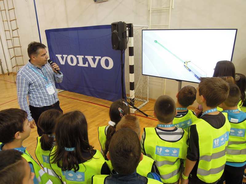 Učenici osnovne škole iz Kraljeva u programu saobraćajne edukacije kompanije Volvo Trucks