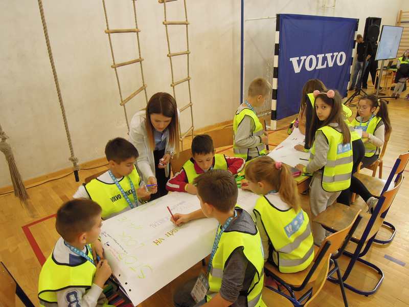 Učenici osnovne škole iz Kraljeva u programu saobraćajne edukacije kompanije Volvo Trucks