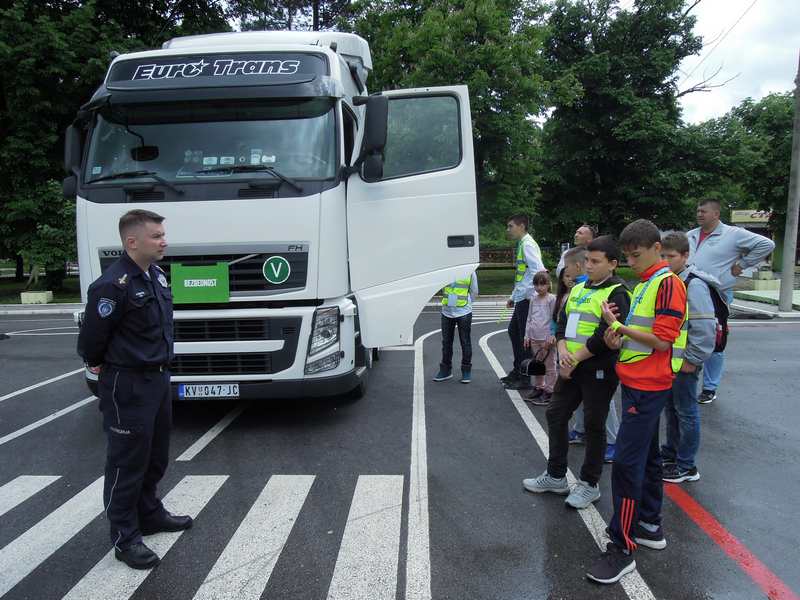 Učenici osnovne škole iz Kraljeva u programu saobraćajne edukacije kompanije Volvo Trucks