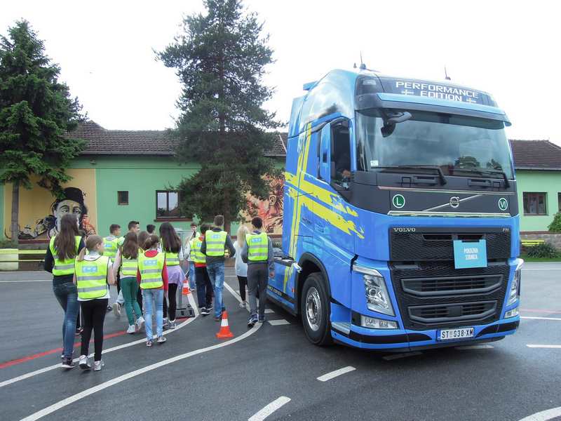 Učenici osnovne škole iz Kraljeva u programu saobraćajne edukacije kompanije Volvo Trucks