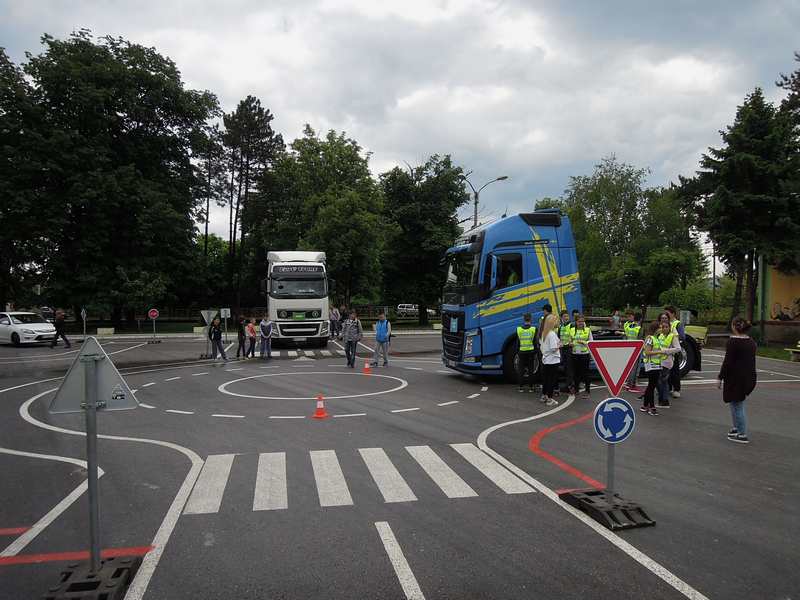 Učenici osnovne škole iz Kraljeva u programu saobraćajne edukacije kompanije Volvo Trucks