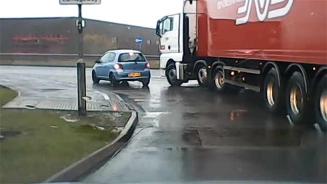 Da li je vozač kamiona mogao da vidi Toyotu Yaris pored sebe? (VIDEO)