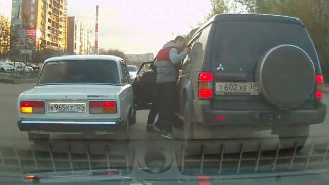Ono kad vozači preuzmu pravdu u svoje ruke (VIDEO)