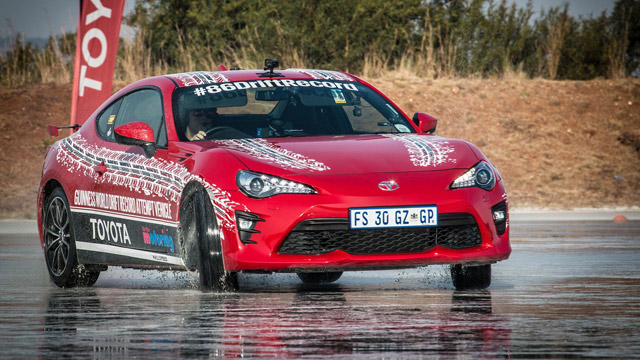 Toyota GT 86 ima novi svetski rekord u neprekidnom  driftu (FOTO+VIDEO)