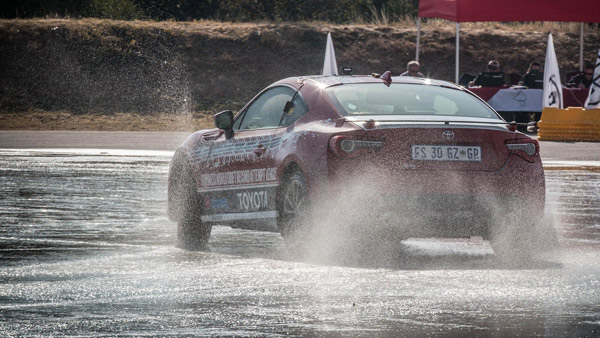 Toyota GT 86 ima novi svetski rekord u neprekidnom  driftu (FOTO+VIDEO)