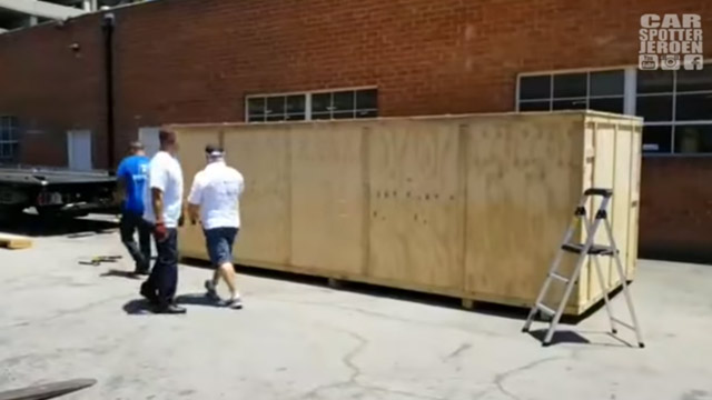Pogledajte koji auto je transportovan u ovoj drvenoj kutiji (VIDEO)