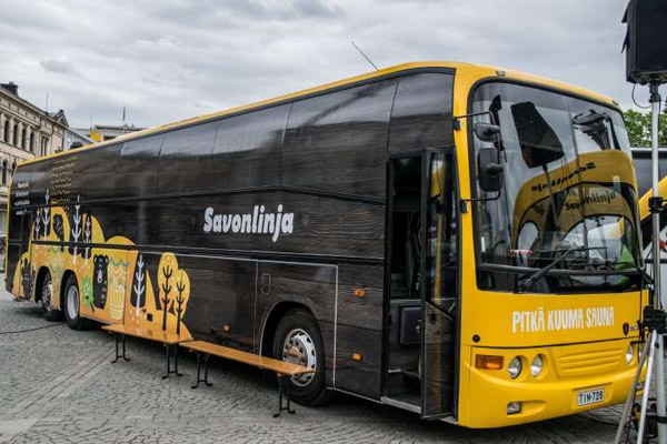 Finci uživali u autobusu sa saunom (FOTO)