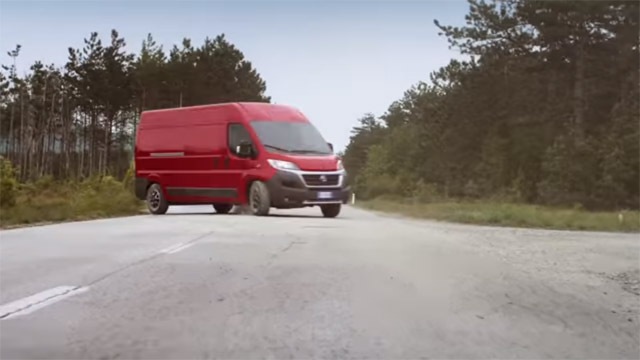 Chuck Norris driftuje Fiat Ducatom u neobičnoj reklami