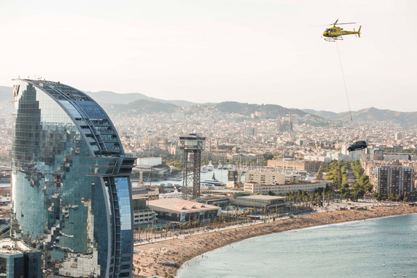 Ljudi na plaži su bili oduševljeni, kada su videli Seat Aronu 300 m iznad mora (FOTO)