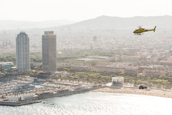 Ljudi na plaži su bili oduševljeni, kada su videli Seat Aronu 300 m iznad mora (FOTO)