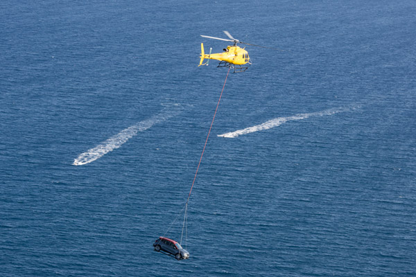 Ljudi na plaži su bili oduševljeni, kada su videli Seat Aronu 300 m iznad mora (FOTO)