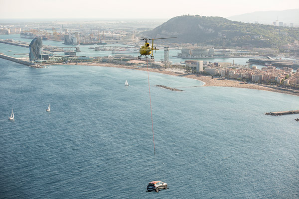 Ljudi na plaži su bili oduševljeni, kada su videli Seat Aronu 300 m iznad mora (FOTO)