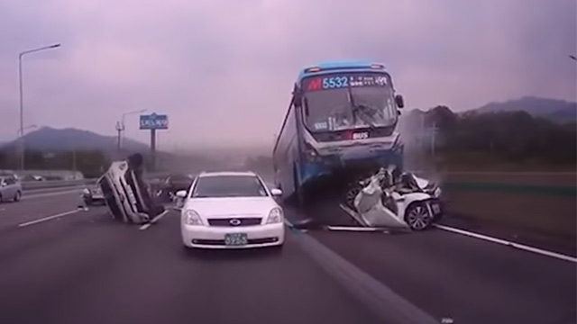 Stravična nesreća - autobus je ostao bez kočnica i lomio sve pred sobom (VIDEO)