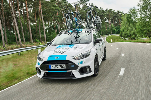 Tour de France 2017 - među biciklistima se pojavio jedan neobičan auto (VIDEO)