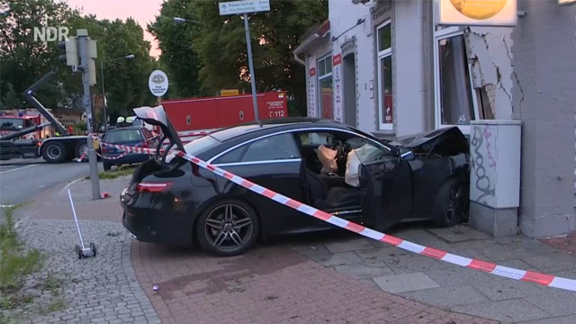 Tinejdžer je uzeo od oca ključeve od Mercedesa i zakucao se u restoran (FOTO)