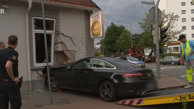 Tinejdžer je uzeo od oca ključeve od Mercedesa i zakucao se u restoran (FOTO)