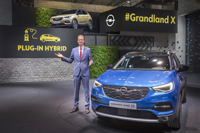 CEO Lohscheller na IAA najavio prvi Opelov plug-in hibrid