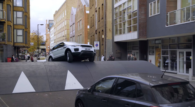 Range Rover Evoque uspeo da pređe preko najvećeg ležećeg policajca (VIDEO)