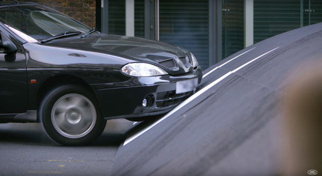 Range Rover Evoque uspeo da pređe preko najvećeg ležećeg policajca (VIDEO)