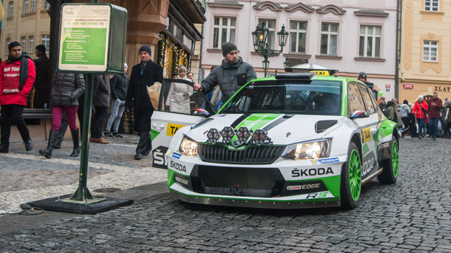 Najbrži taxi u Pragu - reli šampion Jan Kopecky u Škodi Fabiji R5 (FOTO+VIDEO)