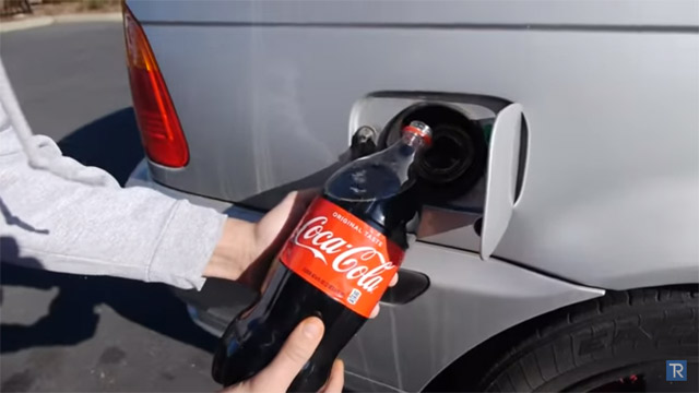 Šta se dešava, kada u rezervoar umesto benzina naspemo Coca-Colu (VIDEO)
