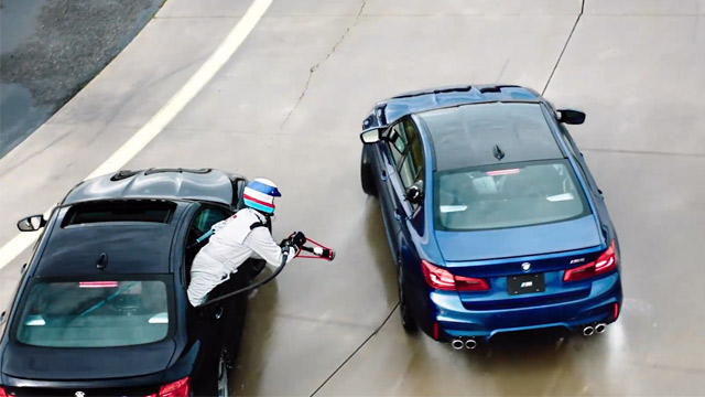 Da li je moguće u BMW M5 doliti gorivo u vožnji? (VIDEO)
