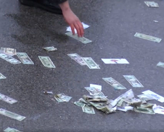Na autoputu se dogodila neobična saobraćajna nesreća - letele su novčanice (VIDEO)