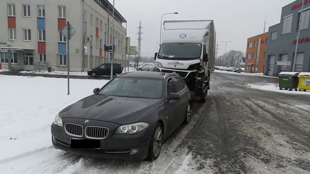 Češka policija zaustavila je BMW sa više nego čudnom prikolicom - šokiraćete se kada vidite šta je vukao (FOTO)