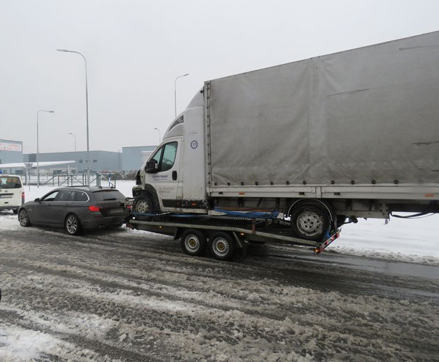 Češka policija zaustavila je BMW sa više nego čudnom prikolicom - šokiraćete se kada vidite šta je vukao (FOTO)