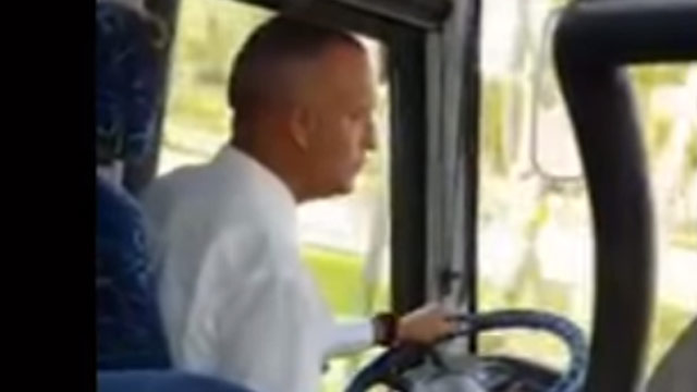 Ovaj vozač autobusa postao je hit na internetu - pogledajte zašto (VIDEO)