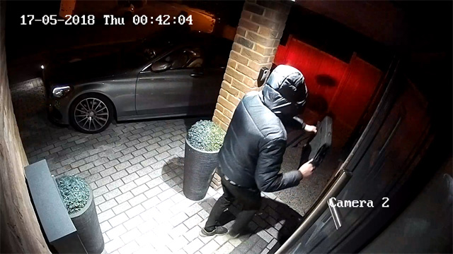 Pogledajte kako su lopovi ukrali moderan automobil za 23 sekunde! (VIDEO)