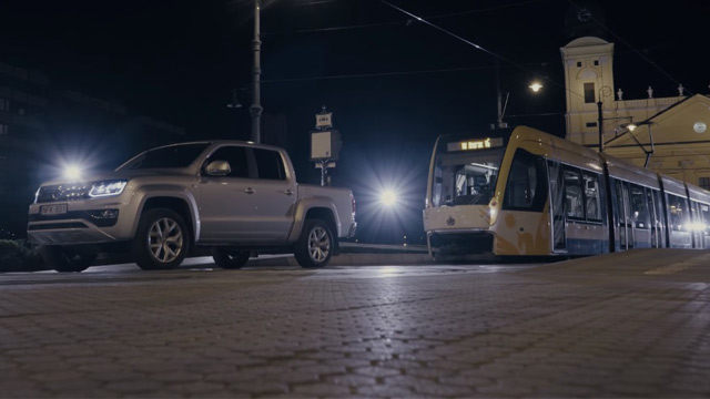 Da li automobil može da povuče tramvaj? VW Amarok V6 to može! (VIDEO)