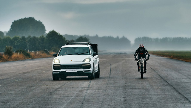 240 km/h na biciklu - u tome mu je pomogao Porsche Cayenne Turbo (FOTO + VIDEO)