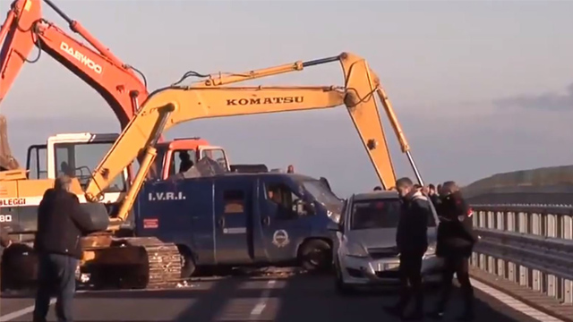 Neobična pljačka na autoputu! Bagerima otvorili kombi pun novca (FOTO+VIDEO)