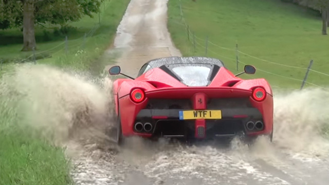 Ferrarijem po blatu i travi (VIDEO)