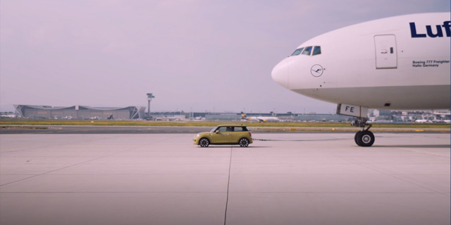 Električni Mini povukao Boeing težak 150 tona (VIDEO)