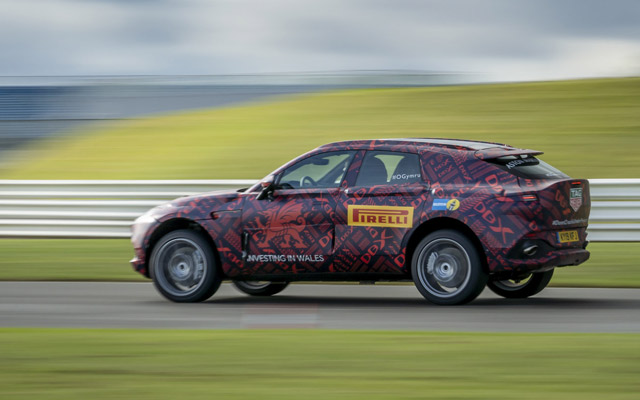 Prvi SUV marke Aston Martin prošao završnu fazu testiranja (FOTO)