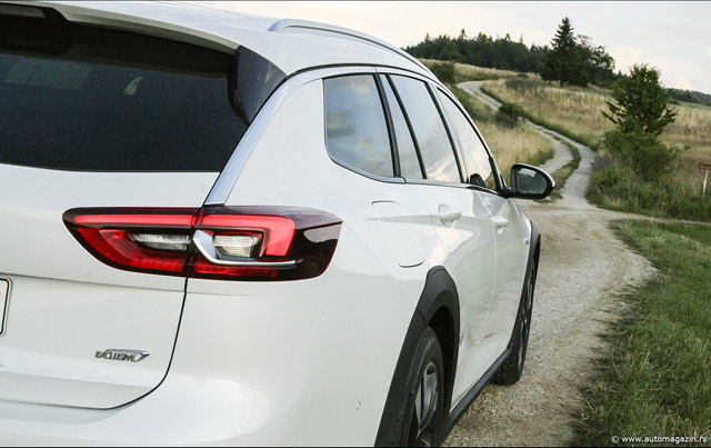 Test: Opel Insignia Country Tourer 2.0 CDTI 8A 4x4 - Porodično blago