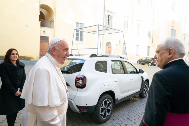 Papa još jednom pokazao, da ima dobar ukus - voziće se u automobilu Dacia Duster