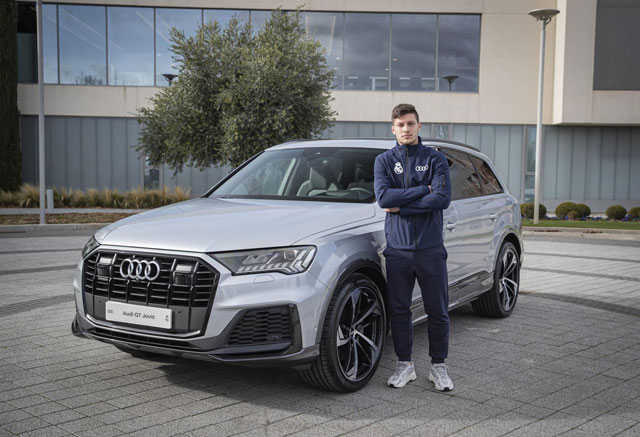 Fudbaleri Real Madrida preuzeli nove automobile - za koji auto se odlučio Luka Jović?