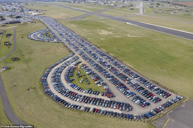 U Britaniji od aerodroma napravljeno skladište novih automobila - nema ko da ih kupi, a nema ko ni da ih proda (FOTO)