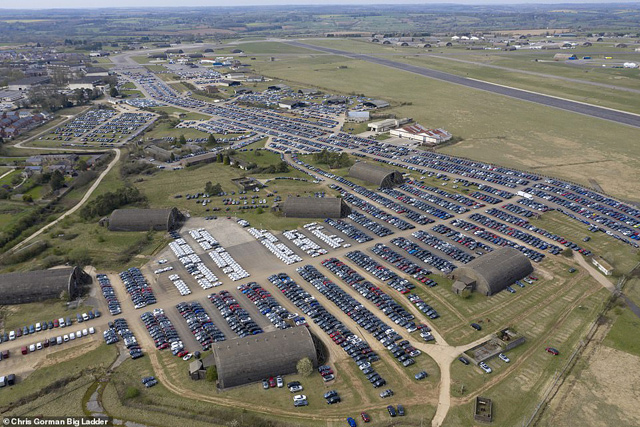 U Britaniji od aerodroma napravljeno skladište novih automobila - nema ko da ih kupi, a nema ko ni da ih proda (FOTO)